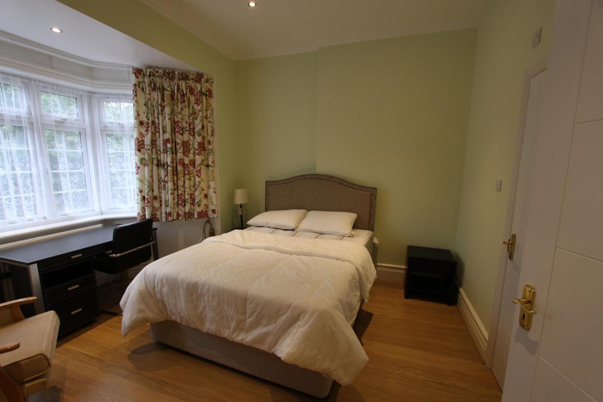 Spacious 2-bed Flat, 2 Baths & Separate Toilet *