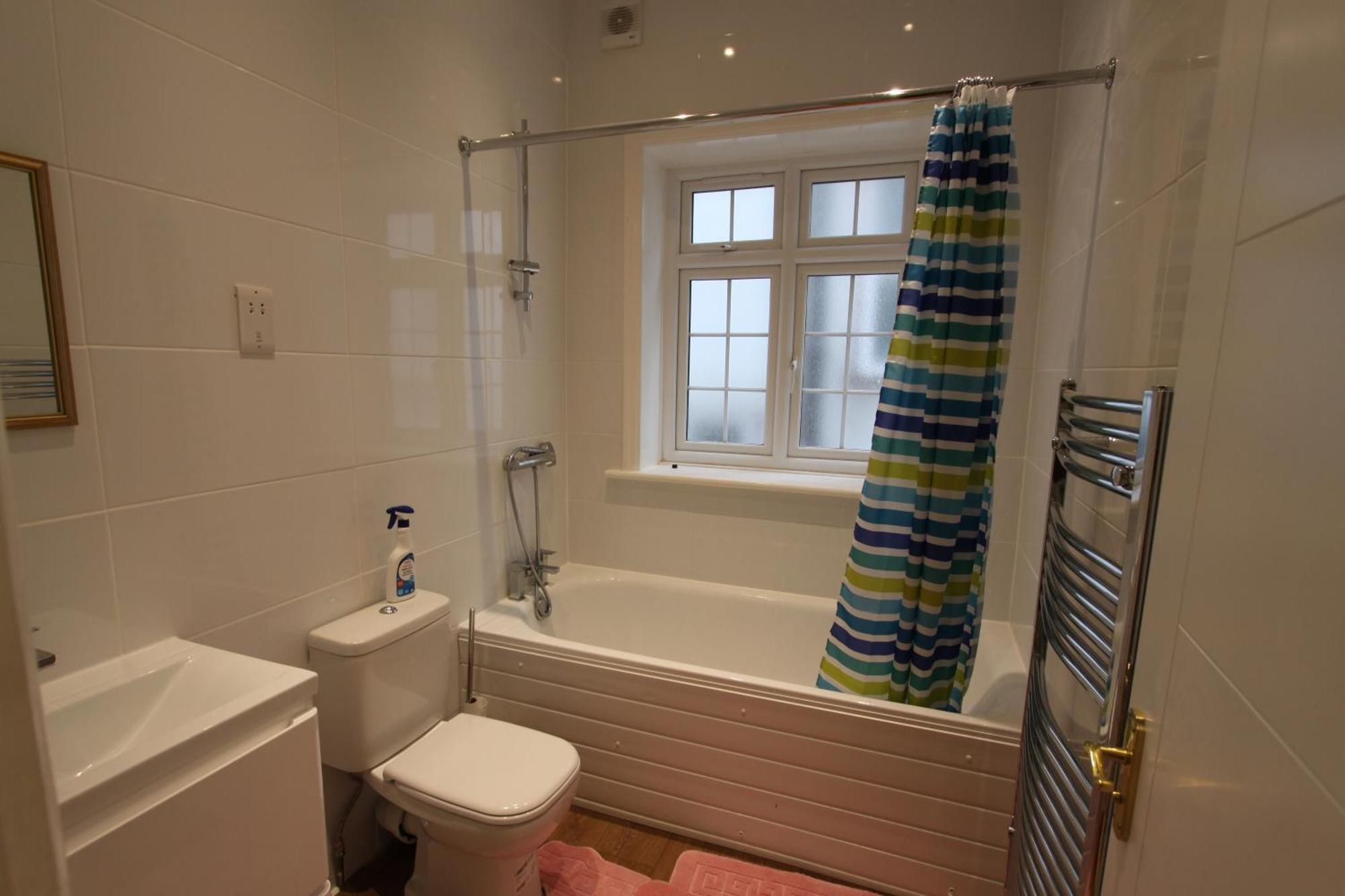 Apartamento Spacious 2-bed Flat, 2 Baths & Separate Toilet *