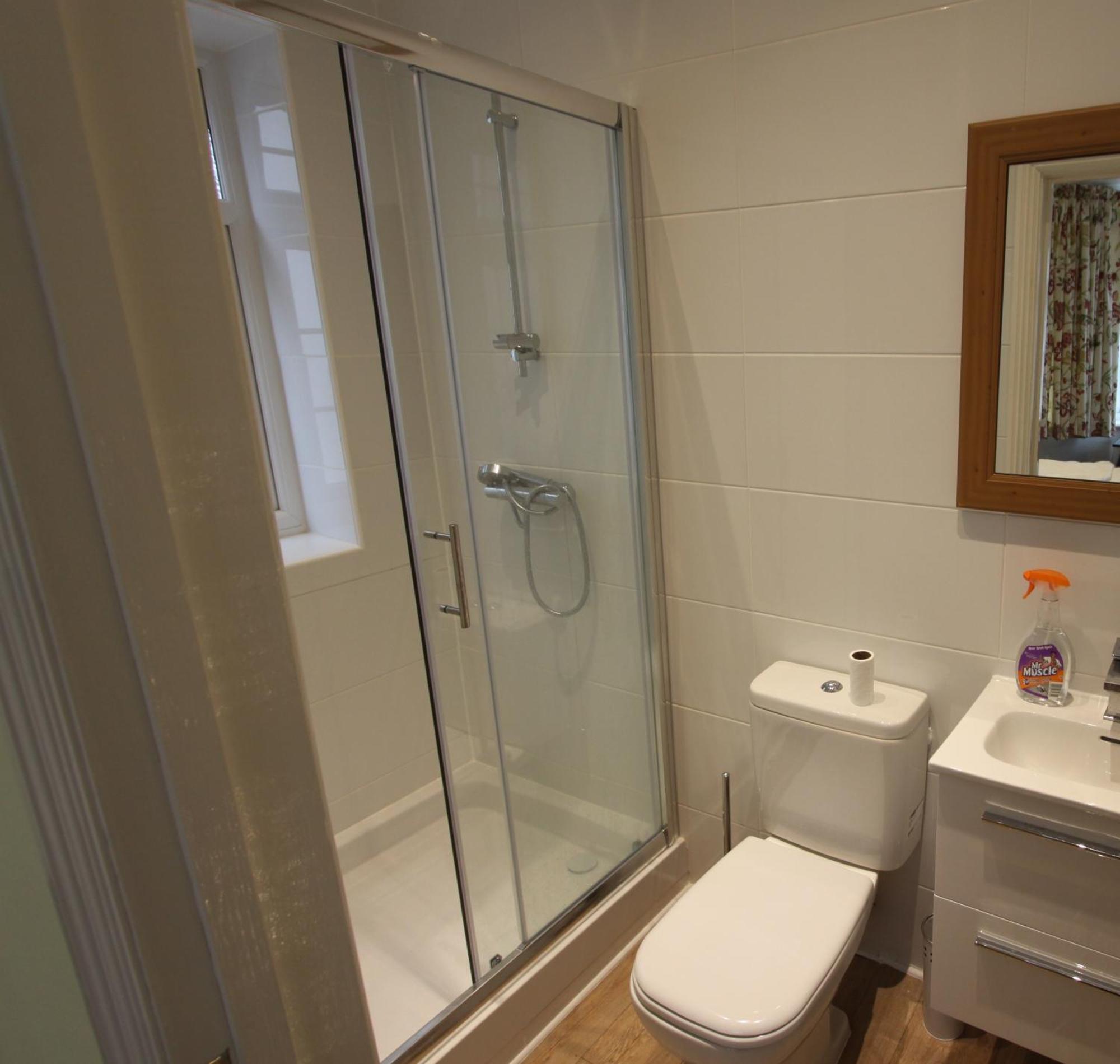 Spacious 2-bed Flat, 2 Baths & Separate Toilet *